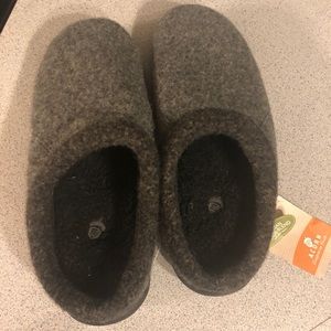 Acorn Men’s Slippers, Size 9-10